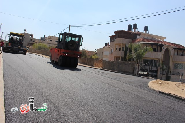  فيديو - بحضور رئيس البلدية المحامي عادل بدير .. يستمر تعبيد شوارع البلدة , تعبيد 4 شوارع بالقرب من شارع ال 24 الالتفافي  